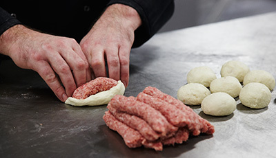 Foto van salgersgehakt voor worstenbroodjes